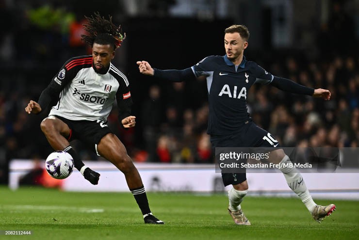 Fulham (áo trắng) gây sốc cho Tottenham