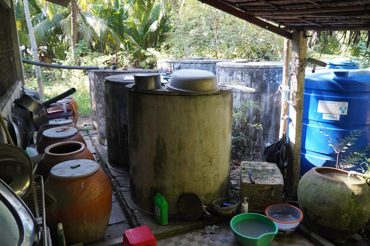 Nhà nào cũng có những thùng dự trữ nước ngọt cho mùa hạn mặn.