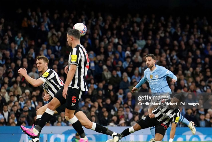 Man City dễ dàng vượt qua vòng tứ kết FA Cup nhờ phong độ xuất sắc của Bernardo Silva