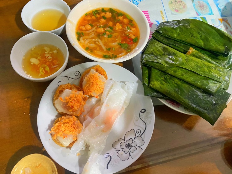 Thưởng thức bánh canh, bánh nậm...