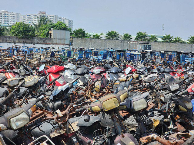 Xe máy, xe ba gác... trong bãi xe tang vật ở quận Bình Tân, TP HCM