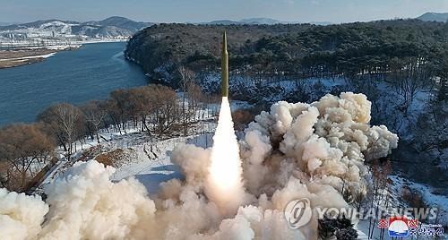 Bức ảnh do KCNA chính thức công bố vào 15/1/2024, cho thấy Triều Tiên phóng tên lửa đạn đạo tầm trung sử dụng nhiên liệu rắn mang đầu đạn siêu thanh vào ngày trước đó. Ảnh: Yonhap News