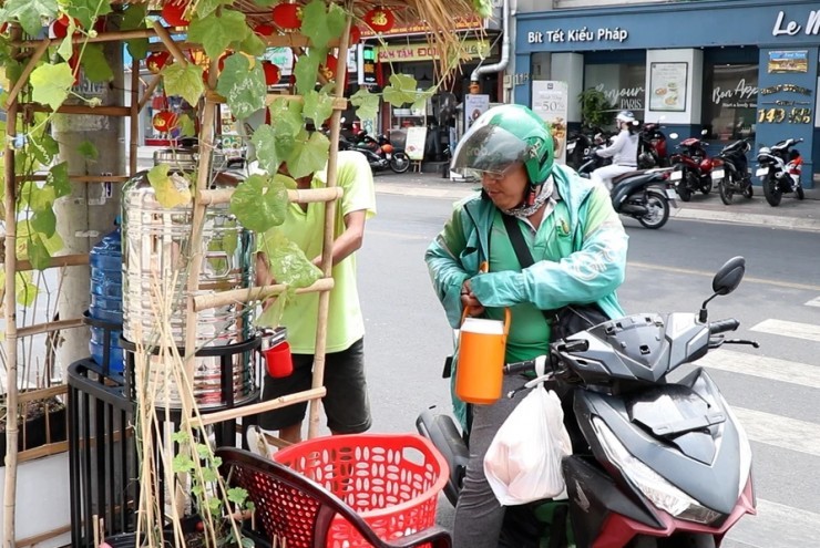 Video: Mát lòng người đi đường giữa nắng nóng Sài Gòn