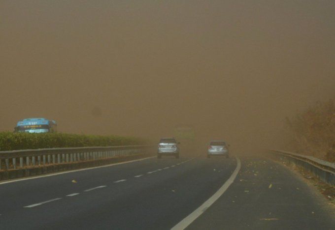 Những lúc gió lớn bụi phủ kín cao tốc TP HCM - Long Thành - Dầu Giây, gây nguy cơ mất an toàn giao thông. Ảnh: Phước Tuấn