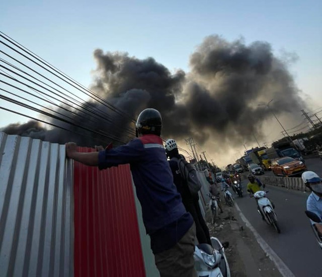 Cháy lớn ở Biên Hòa, cột khói cao cả trăm mét - 3