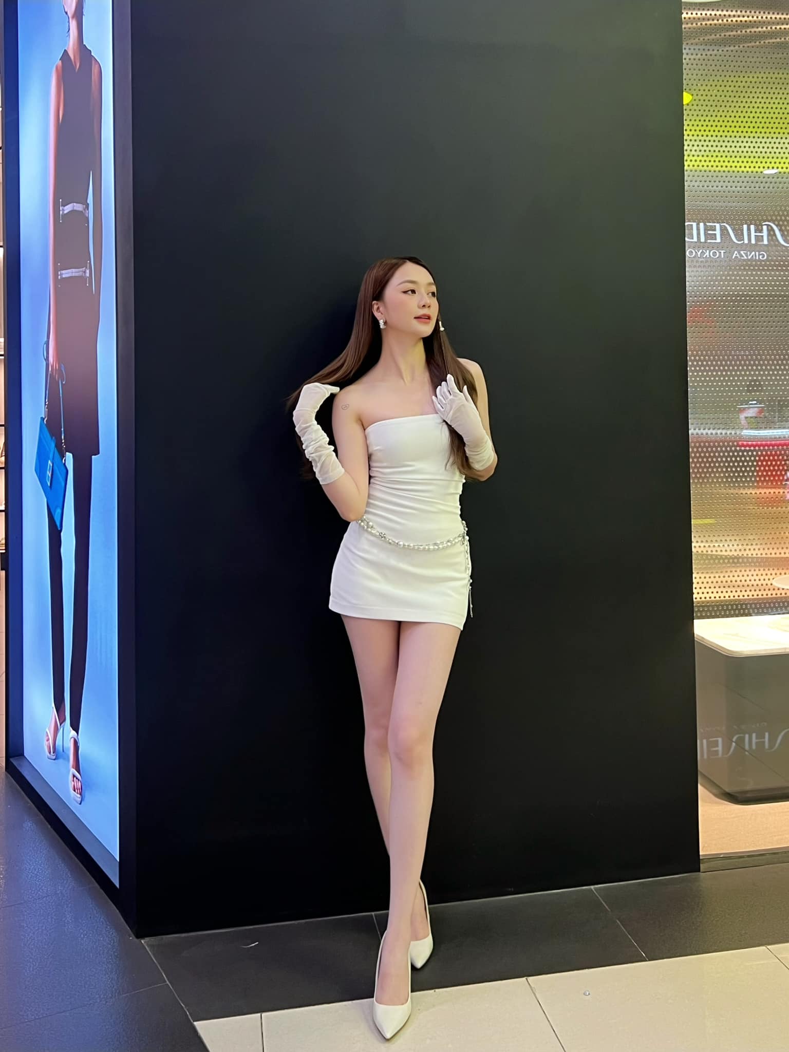 Bất ngờ với danh tính cô gái Việt diện váy 20cm bước xuống từ siêu xe Ferrari - 4