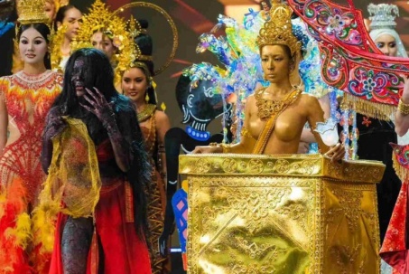 Miss Grand Thái Lan: Thí sinh hóa "ma lưỡi dài", mặc áo như nude trên sân khấu