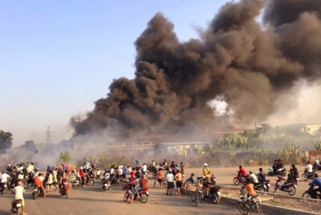 Cháy lớn ở Biên Hòa, cột khói cao cả trăm mét