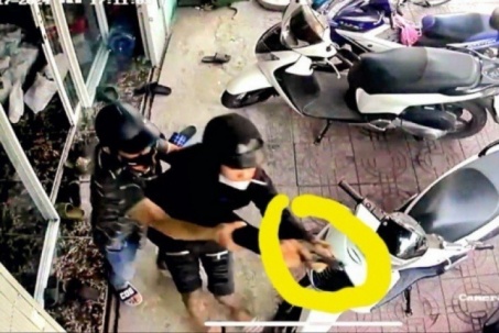 Điều tra đối tượng cầm vật giống súng bắn vào một cửa hàng