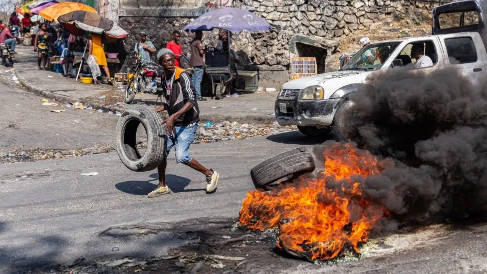 Đốt phá trên đường phố Port-au-Prince (ảnh: CNN)