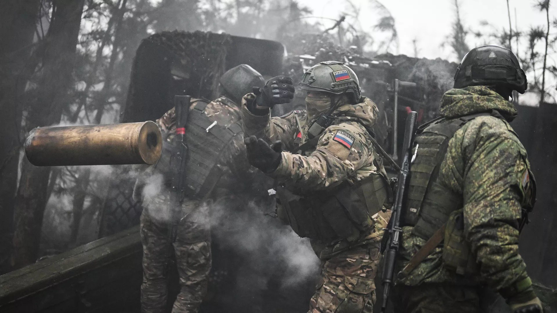 Quân đội Nga nã pháo ở tiền tuyến Ukraine (ảnh: RIA Novosti)