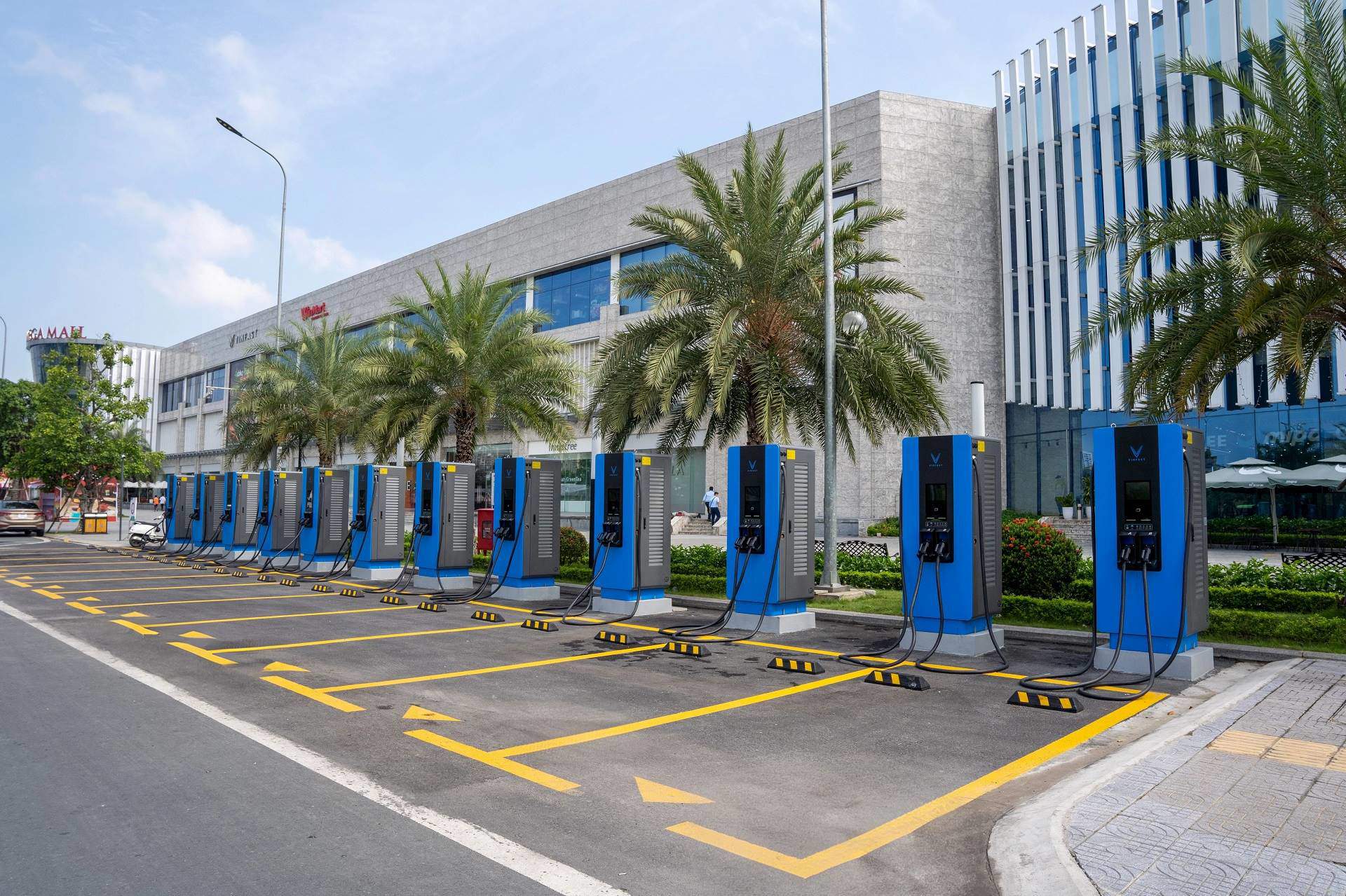 Nhà sáng lập VinFast thành lập công ty phát triển trạm sạc xe điện toàn cầu - 1