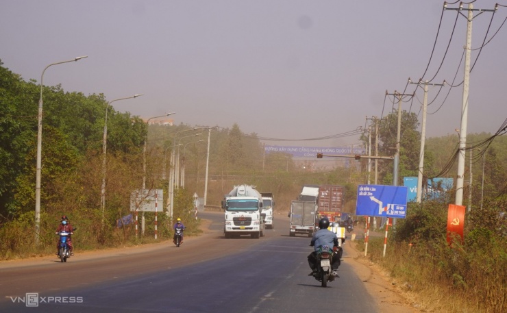 Tỉnh lộ 769 đi qua đường vào cổng số 2 sân bay Long Thành và hầm chui cao tốc TP HCM - Long Thành - Dầu Giây bị ảnh hưởng tầm nhìn do bụi.