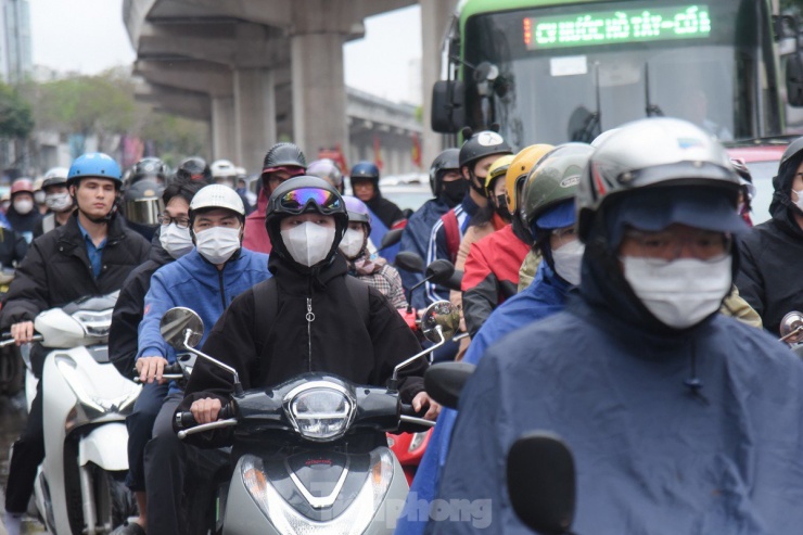 Tắc đường khắp ngả, nhiều sinh viên, người đi làm lắc đầu ngao ngán vì muộn giờ.