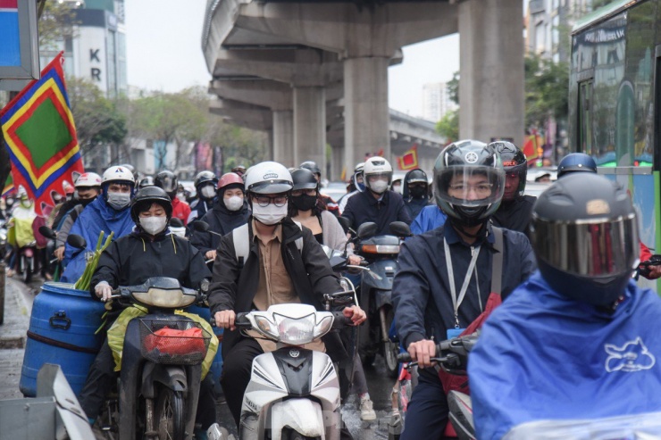 Nhiều tuyến đường Hà Nội ùn tắc hàng tiếng đồng hồ sau cơn mưa lớn kéo dài từ đêm - 4