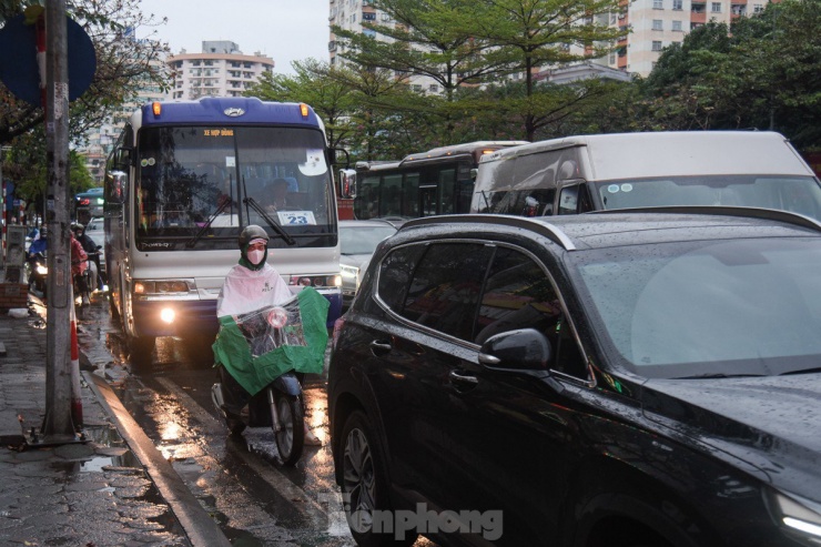 Theo Trung tâm Dự báo Khí tượng Thuỷ văn Quốc gia cho biết, do ảnh hưởng của không khí lạnh, kết hợp với hội tụ gió trên mực 1500m nên từ đêm 18 đến ngày 19/3, Bắc Bộ và Bắc Trung Bộ có mưa rào và rải rác có dông, cục bộ có mưa to với lượng mưa từ 15 - 30mm, có nơi trên 70mm.