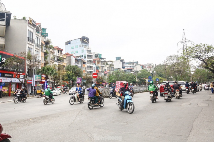 Việc thực hiện điều chỉnh tổ chức giao thông trên phố Kim Ngưu và các cầu qua sông Kim Ngưu, đoạn ngõ 54 Kim Ngưu đến phố Minh Khai - cầu Mai Động theo phương án thí điểm cho phương tiện là ô tô lưu thông một chiều trên phố Kim Ngưu bắt đầu từ ngày 16/3.