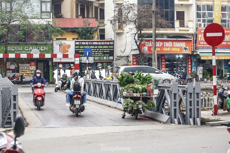 Tuy nhiên, hàng loạt các phương tiện xe máy đi ngược chiều trên cầu S2 này bất chấp biển cấm tại ngay đầu cầu.