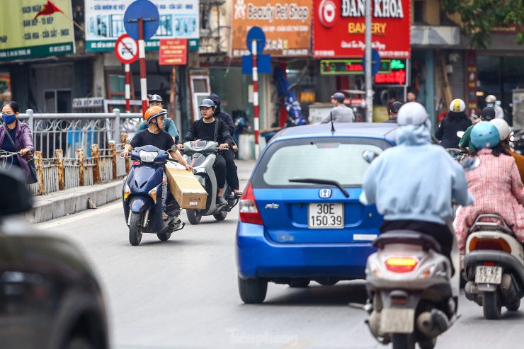 Điều chỉnh giao thông phố Kim Ngưu, hàng loạt phương tiện đi ngược chiều bất chấp biển cấm - 7