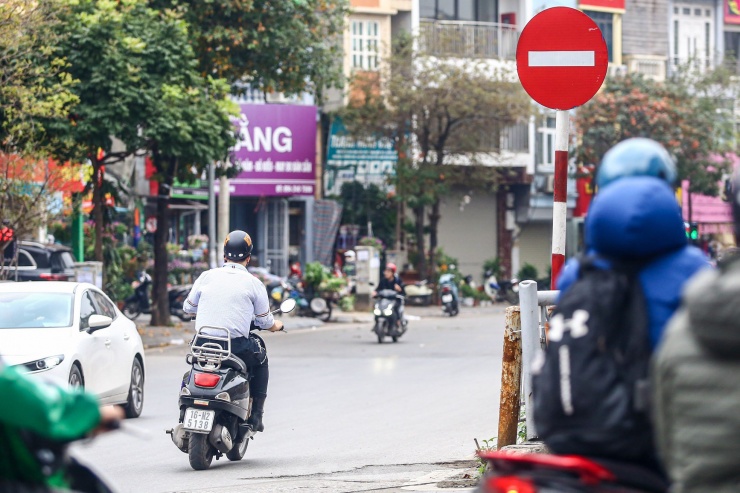 Biển cấm đi ngược chiều được đặt tại đầu phố Đông Kim Ngưu đến nút giao cầu S2, tuy nhiên các phương tiện bất chấp đi ngược chiều bất chấp biển cấm.