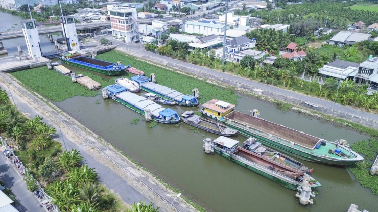 Ông Võ Hoàng Trung Hiếu, Phó giám đốc âu tàu Rạch Chanh cho biết: “Hiện đang vào thời điểm hạn mặn xâm nhập, có những cống dọc theo tuyến sông Vàm Cỏ Tây đóng lại ngăn chặn nước mặn xâm nên lưu lượng tàu qua âu nhiều hơn so với trước đây. Trung bình 1 ngày, âu tàu Rạch Chanh phục vụ khoảng 60 đến 90 phương tiện tàu, tăng khoảng 10% so với thời điểm nước mặn chưa về. Thuyền qua lại đa số là các phương tiện chuyên chở hàng hóa, nông sản và vật liệu xây dựng từ các tỉnh miền Tây đi TP.HCM và ngược lại."