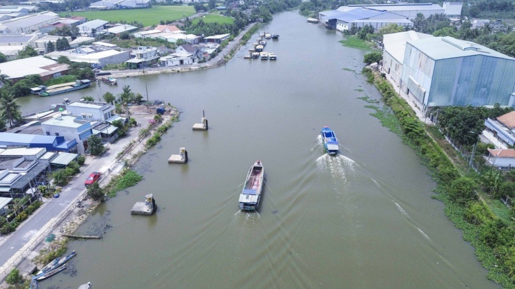 Thông tin từ Chi cục trưởng Chi cục Phát triển nông thôn và Thủy lợi Long An, hiện độ mặn trên sông Vàm Cỏ Tây là 1,0 g/l, xâm nhập sâu đến cống Bà Hai Màng, xã Tân Đông, huyện Thạnh Hóa, cách cửa sông Soài Rạp gần 80km. Nhờ có âu tàu Rạch Chanh đã ngăn được khoảng 10.000 ha lúa Đông Xuân và hàng chục ngàn hecta nông sản của huyện Tân Phước, Tiền Giang không bị ảnh hưởng