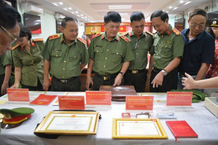 Cơ quan công an tiếp nhận hiện vật liệt sĩ hy sinh trong vụ khủng bố tại Đắk Lắk. Ảnh: Tuấn Anh/TTXVN
