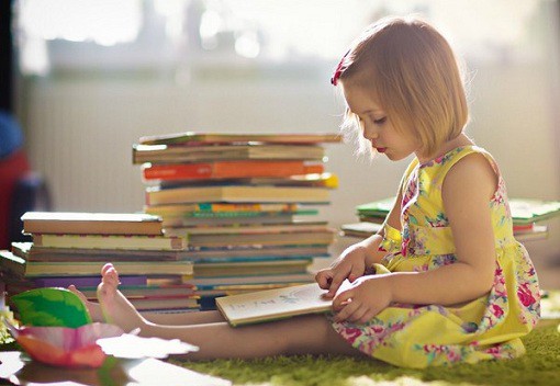 Đọc sách rất tốt cho trẻ em bởi khi sách là một phần của thói quen gia đình, kỹ năng ngôn ngữ của trẻ em sẽ phát triển. Ảnh minh họa