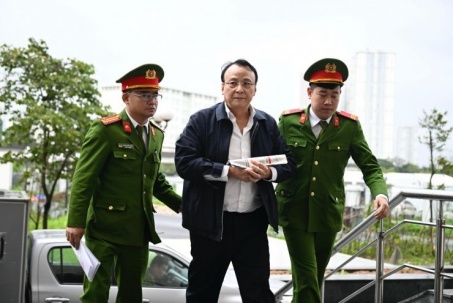 Hình ảnh Chủ tịch Tân Hoàng Minh tới tòa trong ngày đầu xét xử