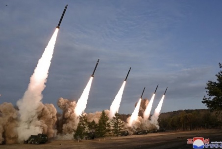 Uy lực pháo phản lực đa nòng lớn nhất thế giới trong cuộc tập trận do ông Kim Jong Un chỉ đạo