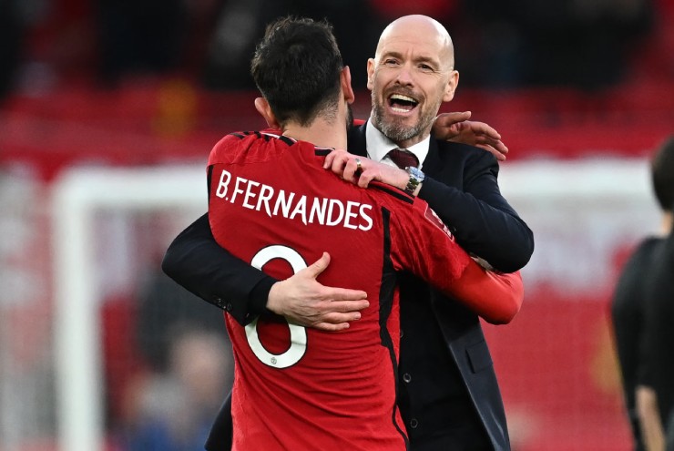 Ten Hag ăn mừng cùng Fernandes sau chiến thắng trước Liverpool