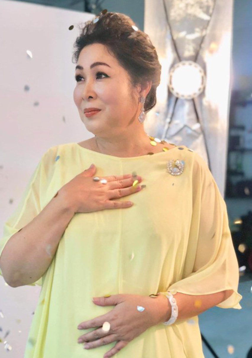 Nghệ sĩ Hồng Vân khoe thành tích giảm 17kg, mặc áo dài đẹp như nữ sinh - 5