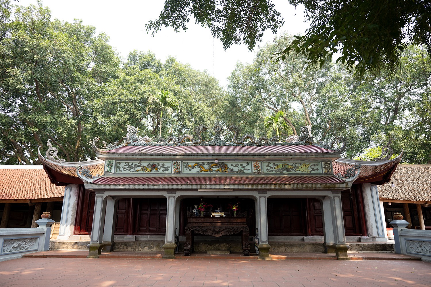 Ngôi đền này được xây dựng từ thời Lê Trung Hưng (thế kỷ XVIII). Đền thờ ba vị thủy thần là: Thủy tộc Long Quân, Hoàng Hà long khiết phu nhân và Tam Giang công chúa.
