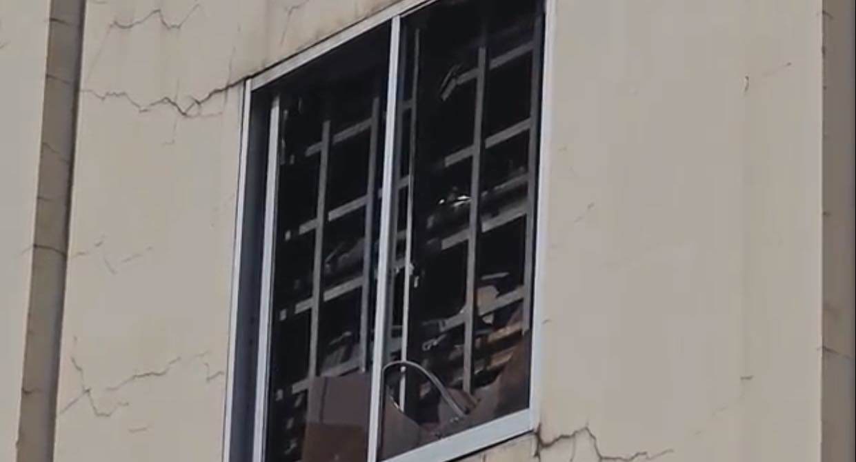 Cửa kính của cửa hàng Bách Hóa Xanh bị hư hỏng sau vụ hỏa hoạn