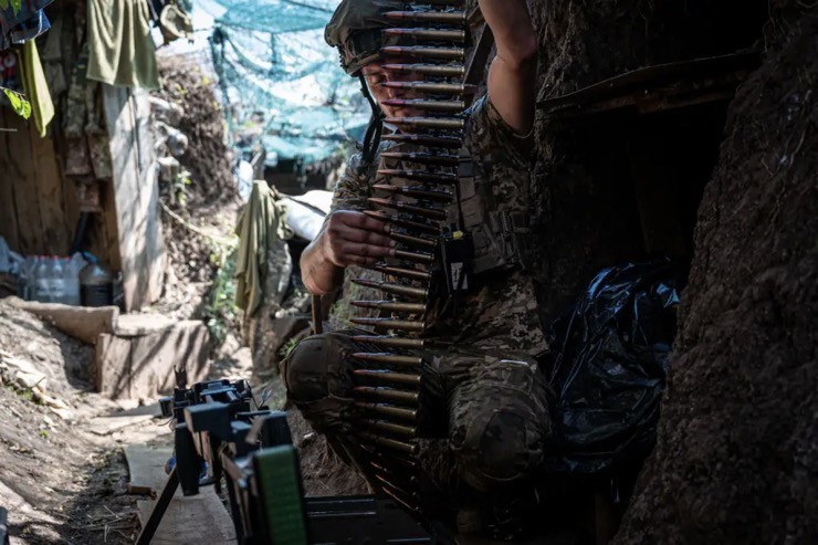 Một binh sĩ Ukraine nạp đạn cho súng máy trong giao tranh vào ngày 17/8/2023.