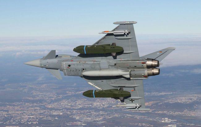 Chiến đấu cơ Eurofighter mang theo 2 tên lửa Taurus.