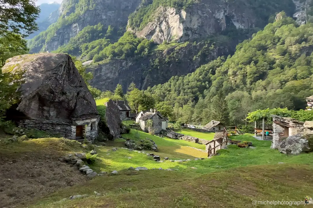 Ngôi làng cổ heo hút trong núi, người dân không thích dùng điện - 4