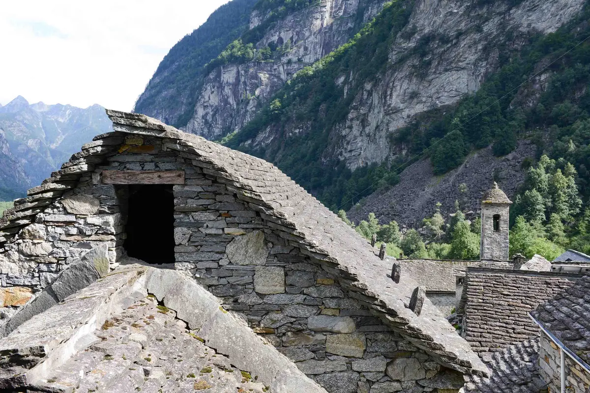 Ngôi làng cổ heo hút trong núi, người dân không thích dùng điện - 8