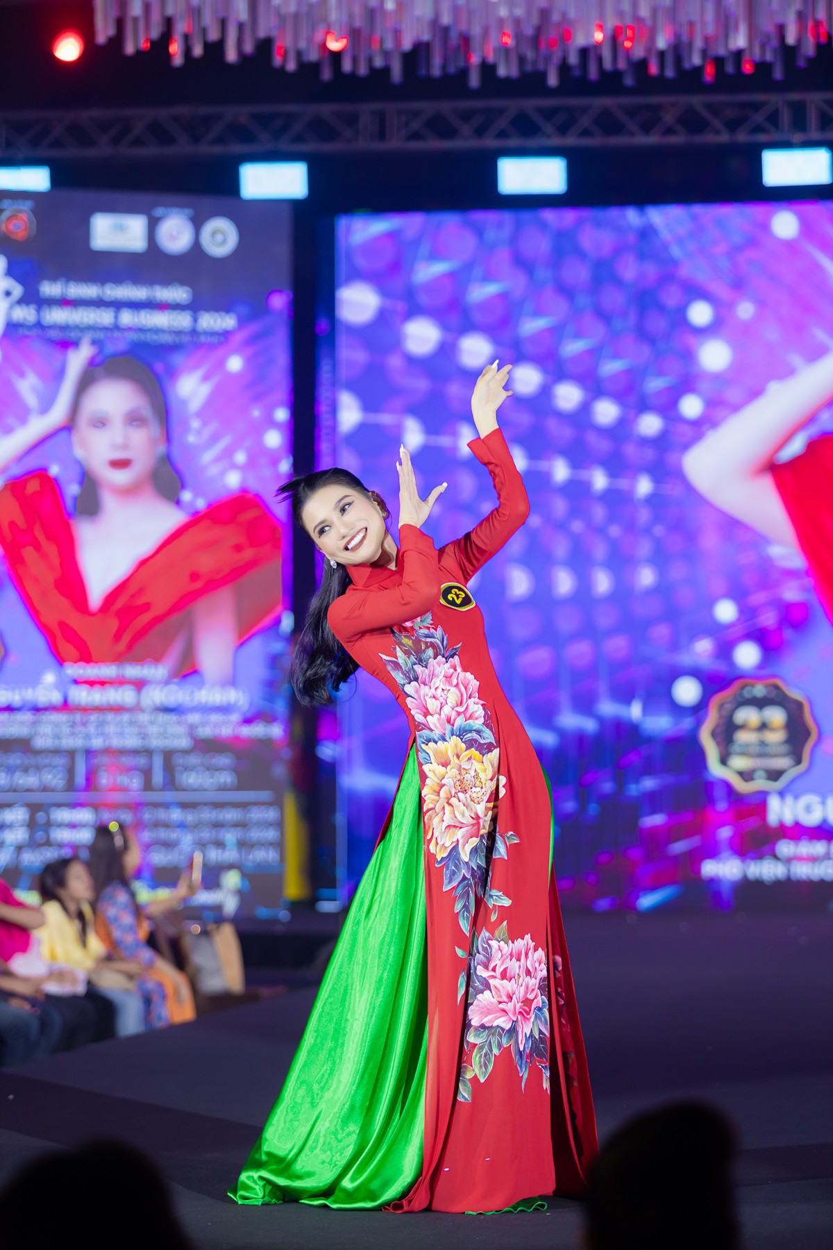Tân Hoa hậu Doanh nhân Hoàn vũ 2024 khoe sắc rạng rỡ trong các phần thi trang phục dạ hội và trang phục áo dài.