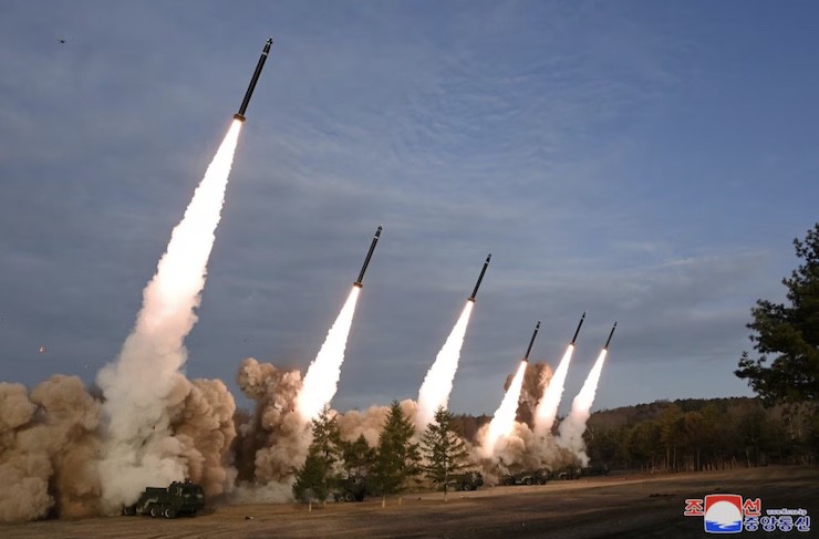 Mỗi xe phóng KN-25 sử dụng khung gầm bánh lốp của Triều Tiên có thể mang theo 4 quả tên lửa. Ảnh: KCNA.