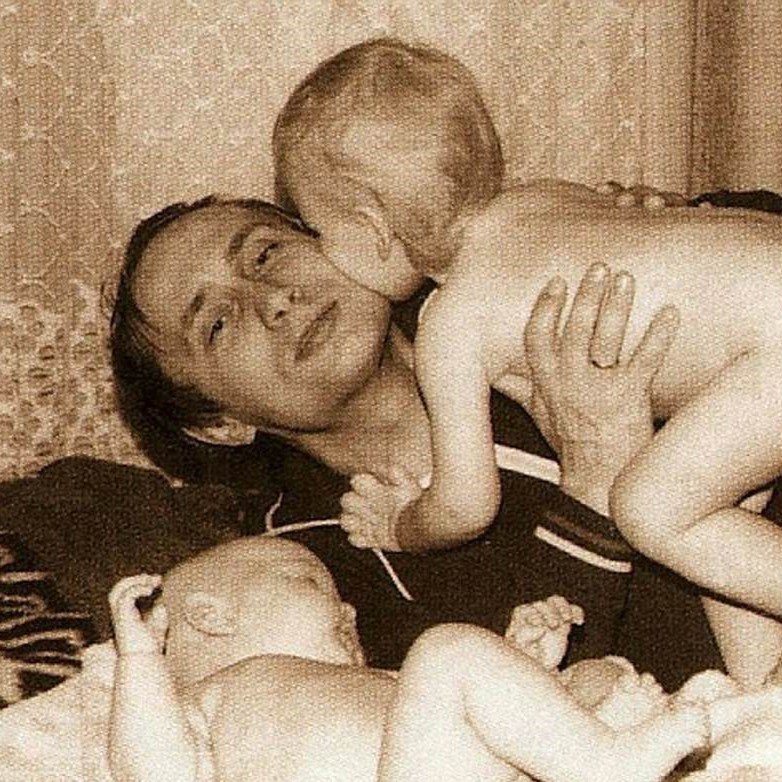 Ông Putin vui đùa cùng 2 cô con gái nhỏ (ảnh: Daily Mail)