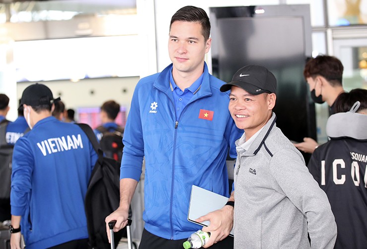 Thủ môn Nguyễn Filip nhận được sự quan tâm của nhiều cổ động viên ở sân bay.