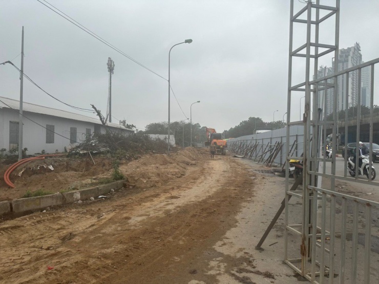 Để thi công dự án đoạn đấu nối với nút giao đại lộ Thăng Long trong mấy ngày qua, hàng rào công trường dự án đường Lê Quang Đạo kéo dài đã rào gần nửa lòng đường gom đại lộ Thăng Long bằng hàng rào khung sắt cố định.