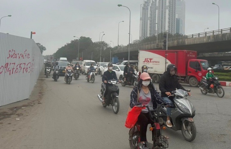 Tình trạng này đã gây ùn tắc giao thông kéo dài cho đại lộ Thăng Long đoạn qua công trường.
