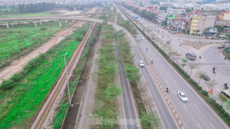 Những ngày qua, hàng cây bàng lá nhỏ tại nút giao Quốc lộ 5 lối lên Quốc lộ 1 đi Bắc Ninh - Bắc Giang đang được chia sẻ rần rần trên mạng xã hội bởi cảnh sắc đẹp không khác gì trời Âu thu nhỏ.