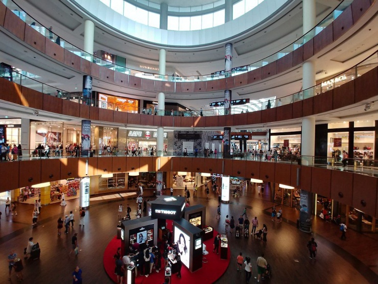 Dubai Mall bao gồm khoảng 1.200 cửa hàng của các thương hiệu quần áo, giày dép, trang sức, đồng hồ, đồ điện tử nổi tiếng. Do đó, du khách có thể mua sắm dành hàng giờ đồng hồ. Đồng thời, có tới 200 nhà hàng, quán cà phê và những địa điểm khác giúp người tham quan thư giãn. Khu phức hợp này giúp người dân tại thành phố Dubai, nơi có 70.000 triệu phú USD, thoả mãn nhu cầu chi tiêu.