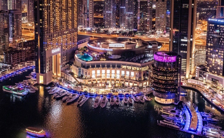 Báo cáo mới nhất của tổ chức dữ liệu Emaar có trụ sở tại UAE cho biết có 105 triệu du khách đã ghé thăm Trung tâm mua sắm Dubai Mall vào năm 2023, phá vỡ kỷ lục mọi thời đại, tăng 19% so với năm 2022.