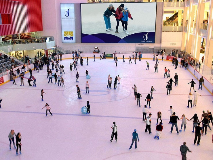 Sân trượt băng có kích thước bằng sân thi đấu tại Olympic ở Dubai Mall.