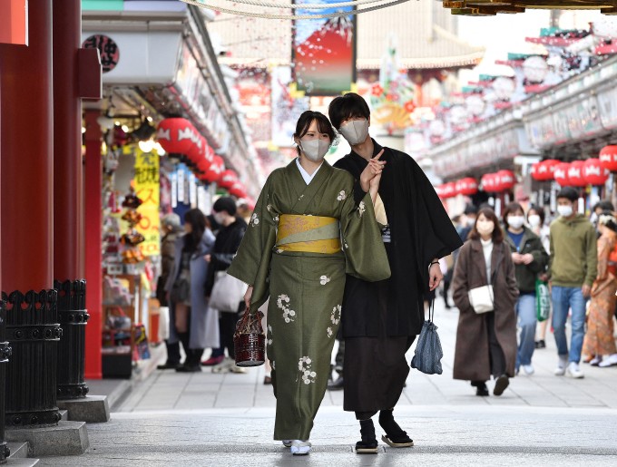 Một cặp tình nhân trẻ mặc kimono ở Asakusa, Tokyo, tháng 1/2022. Ảnh: AFP