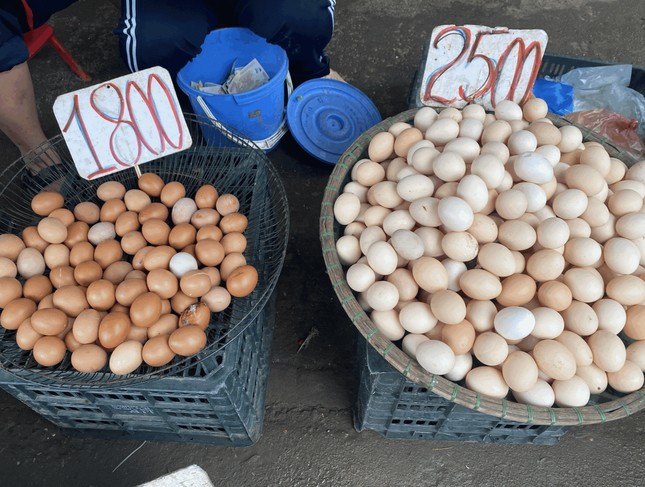 Giá trứng được bán ở trong chợ.